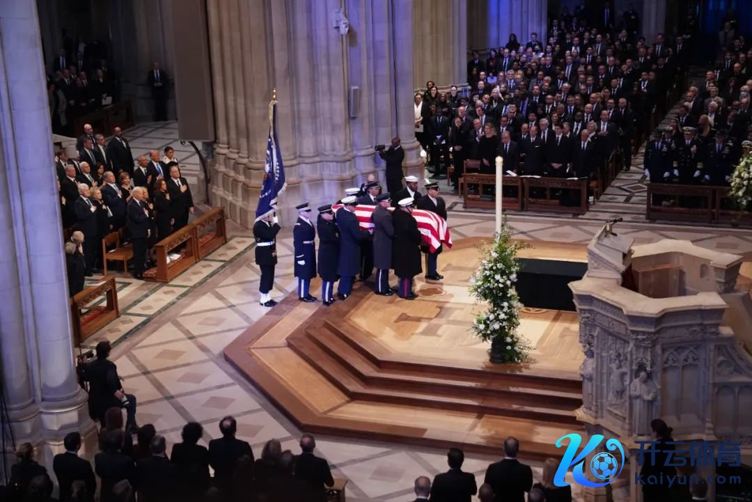 ▎ 当地时刻1月9日，卡特总统的国葬庆典在华盛顿国度大教堂举行。好意思国总统拜登及四位前总统出席。图自好意思媒